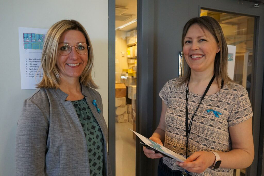 Anniina Färkkilä and Karen Ahlnäs, coordinator of the laboratory tour.