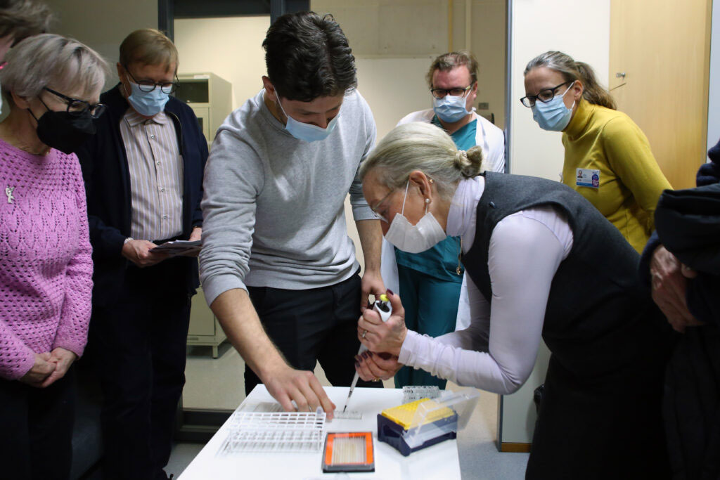 PhD researcher Bassel Alsaed introduced the participants to the secrets of pipetting and presented triple-grown cancer samples (organoids).