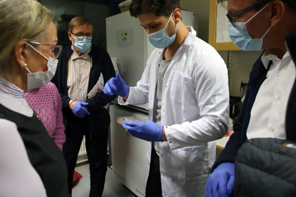 PhD researcher Bassel Alsaed introduced the participants to the secrets of pipetting and presented triple-grown cancer samples (organoids).