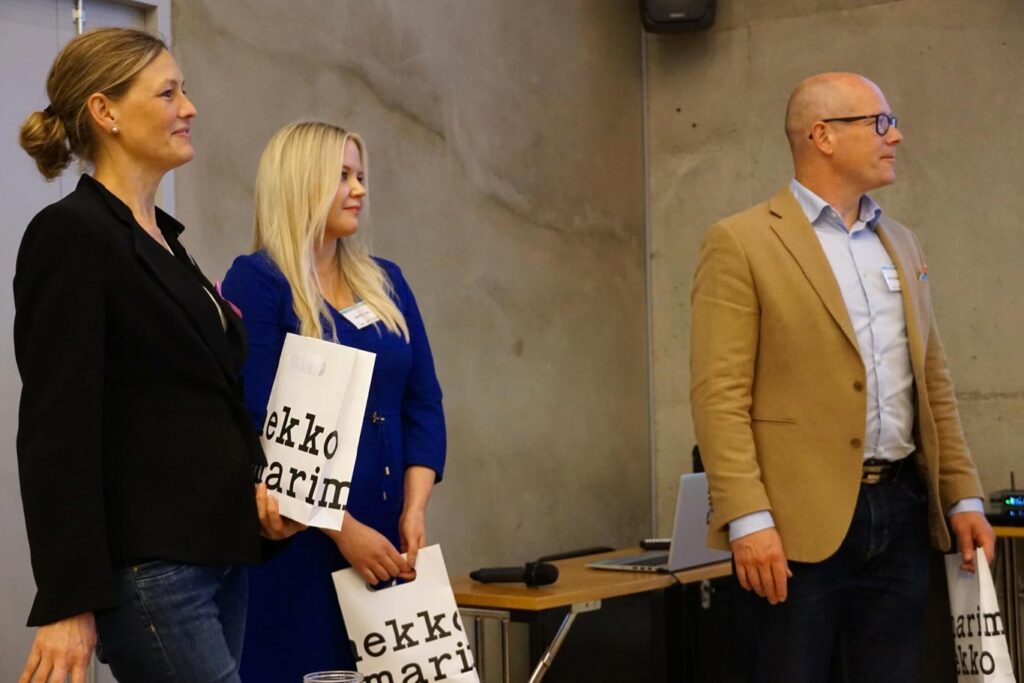 Vilja Pietiäinen, Heidi Haikala and Markus Vähä-Koskela presenting poster awards